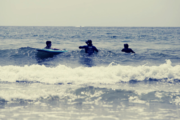 surfer en petits groupes avec mana surfing